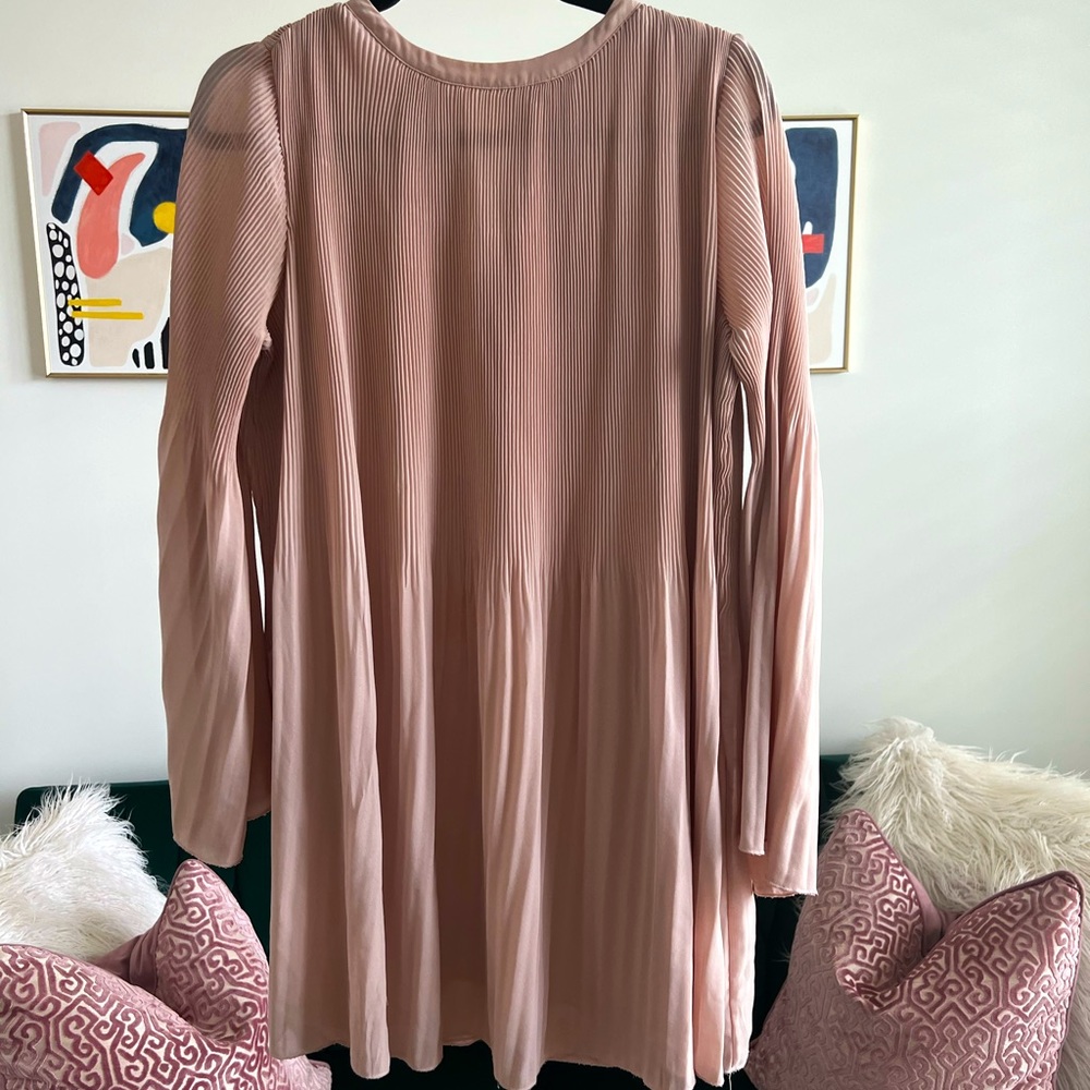 Gianni Bini, long-sleeved dress.